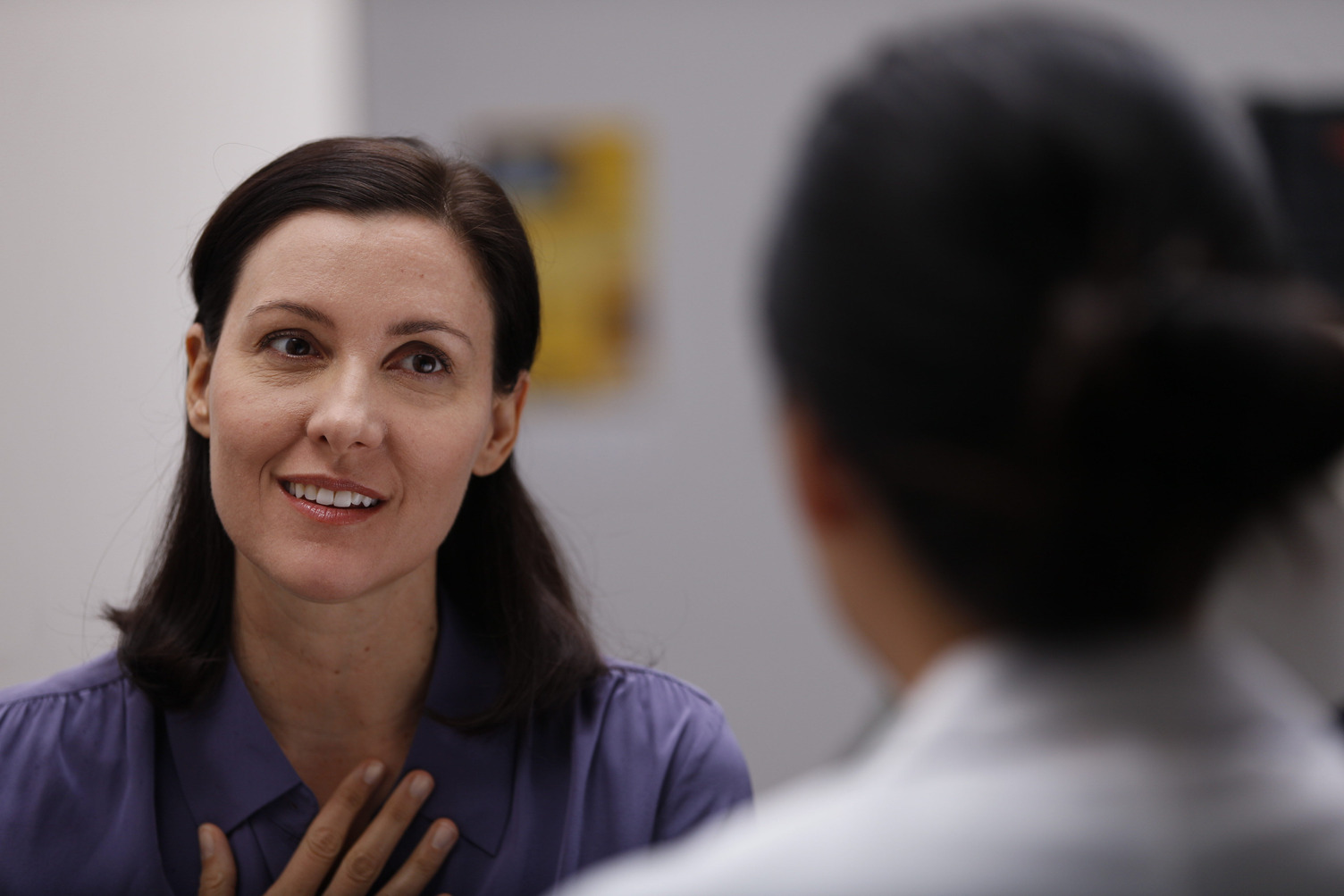 Femme discutant avec un professionnel de santé