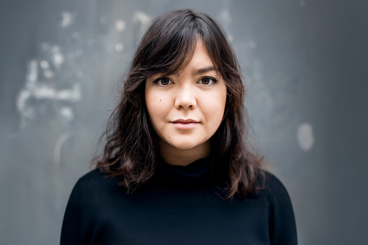 Jeune femme regardant directement la caméra