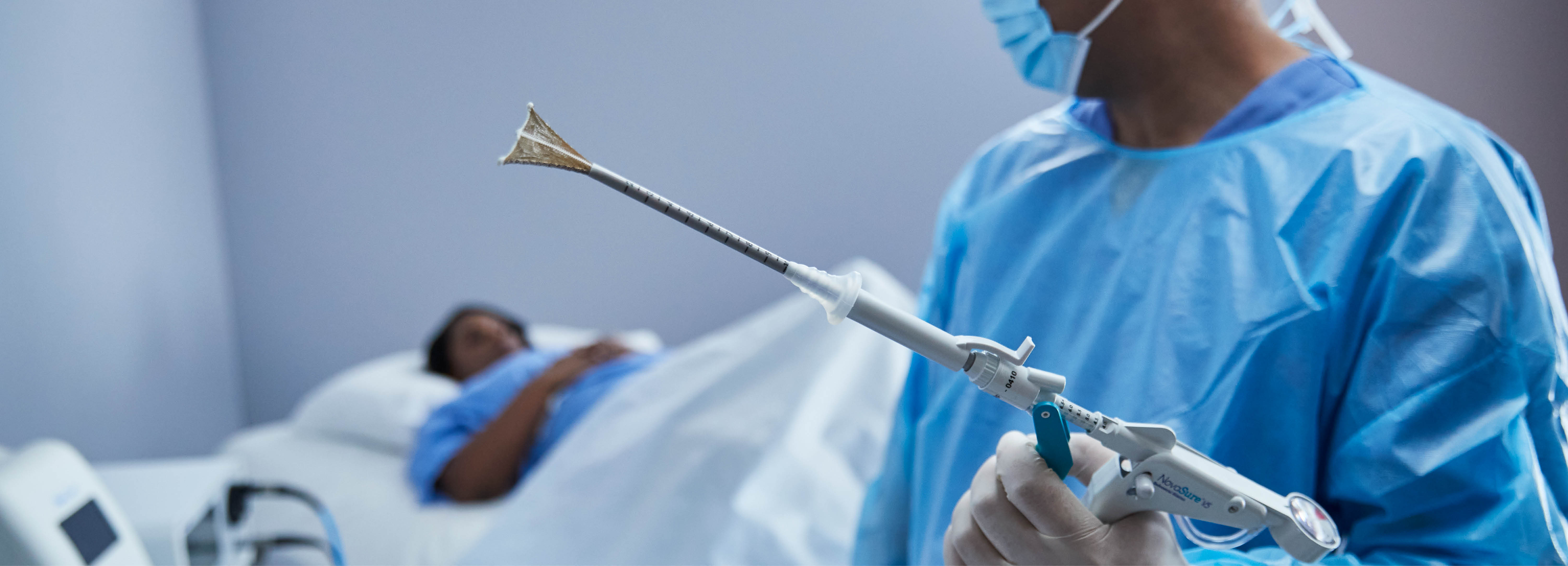 Main gantée tenant un dispositif médical dans un laboratoire