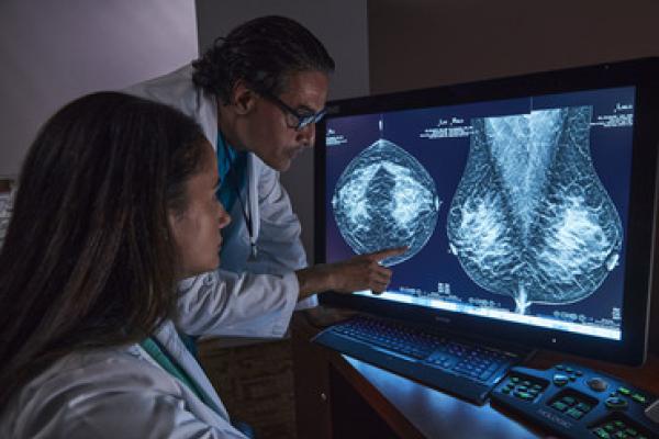 Des radiologues examinant une mammographie par tomosynthèse sur un écran