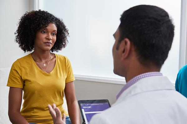 Une femme discutant avec un médecin dans un établissement de santé