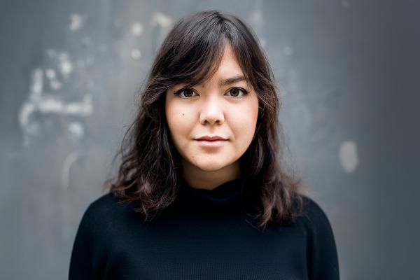 Jeune femme regardant directement la caméra