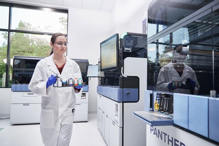 Technicienne se déplaçant dans le laboratoire