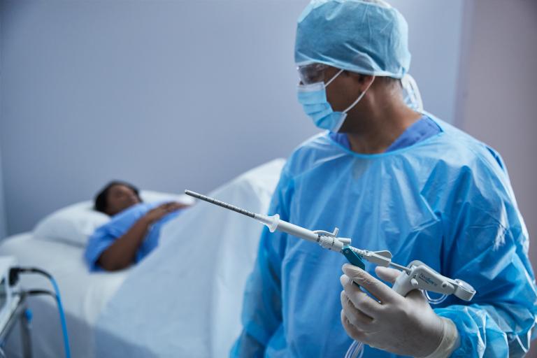 Technicien de laboratoire appuyant sur un bouton de l’écran d’un dispositif médical en laboratoire