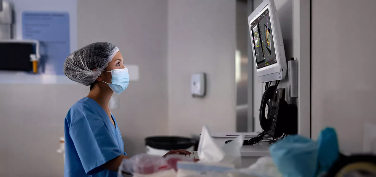 Professionnel de santé regardant un écran dans un laboratoire