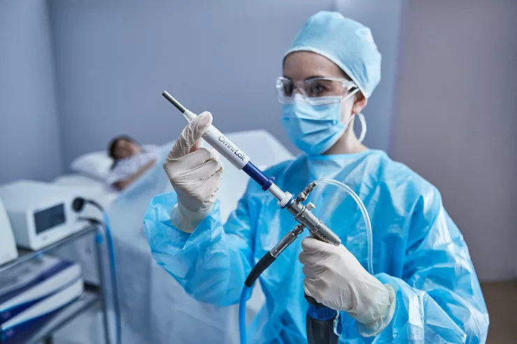 Technicien de santé détenant un dispositif médical en laboratoire.