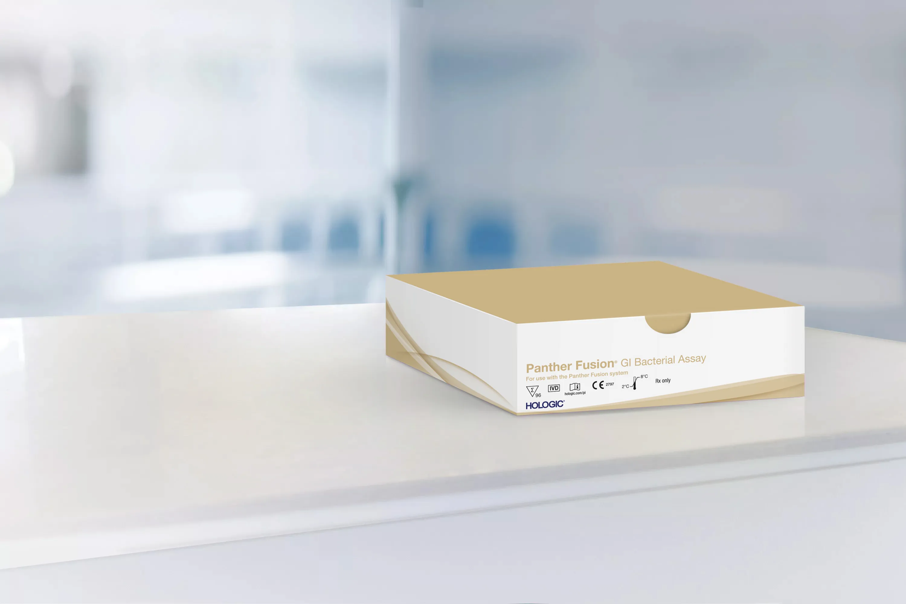 Boîte de tests sur la table d’un laboratoire.