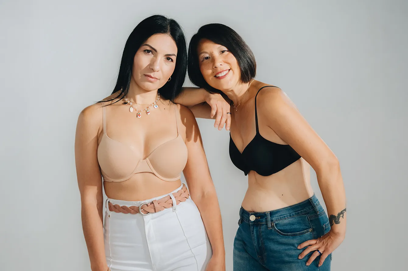 une femme souriant en soutien-gorge