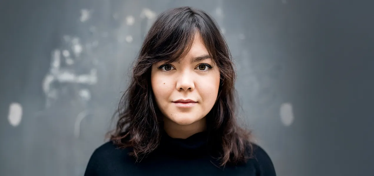 Jeune femme regardant directement la caméra