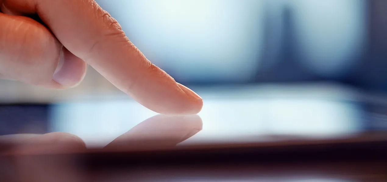 Gros plan d’un doigt touchant un écran numérique