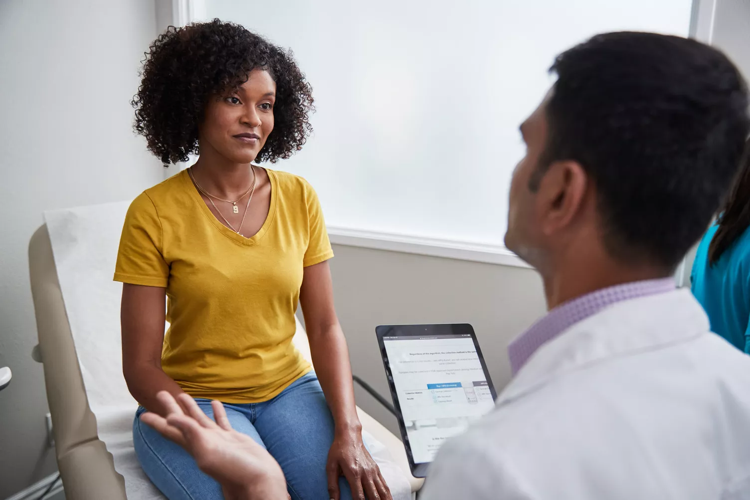 Un médecin s’entretient avec une patiente dans une clinique.