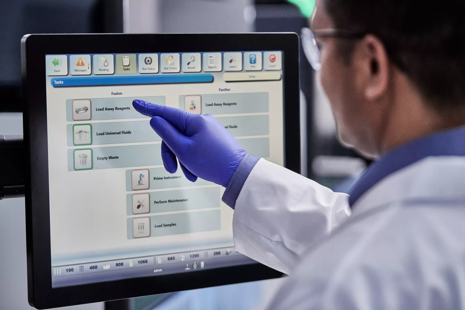 Technicien de laboratoire appuyant sur les boutons d’un moniteur