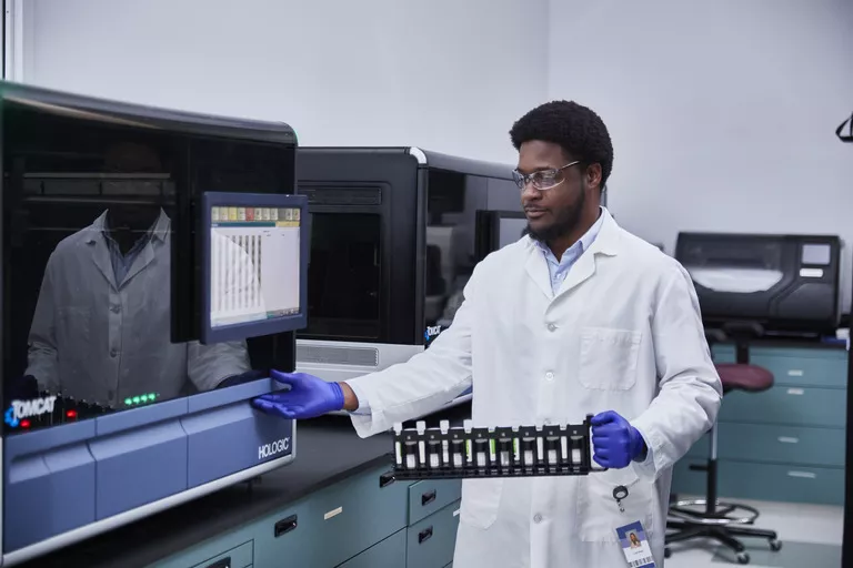 Technicien de laboratoire utilisant un équipement Hologic