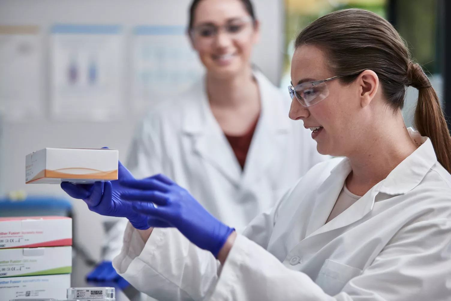 Technicienne de laboratoire disposant des boîtes de test dans un laboratoire