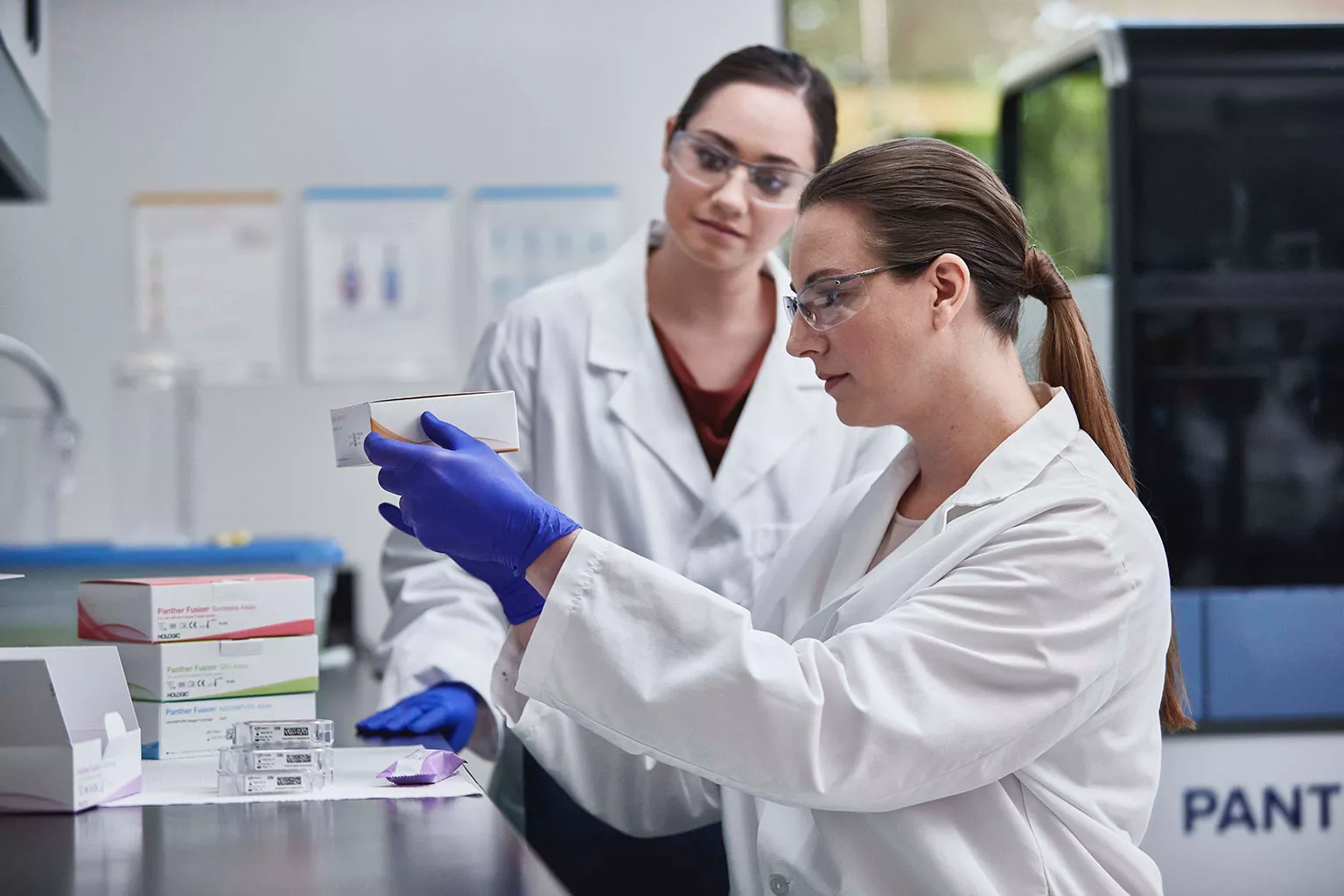 Techniciens de laboratoire tenant une boîte de tests dans un laboratoire.