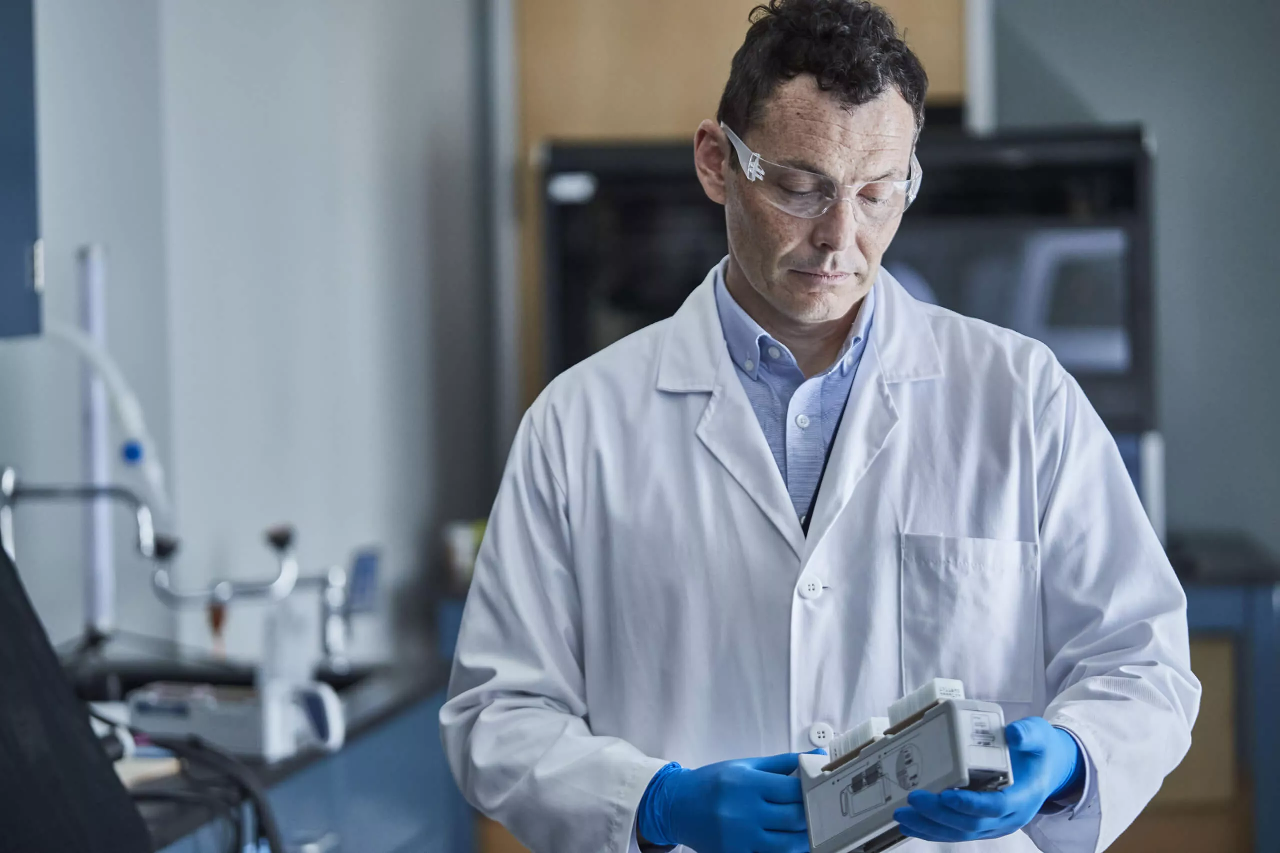 Technicien regardant un échantillon dans un laboratoire