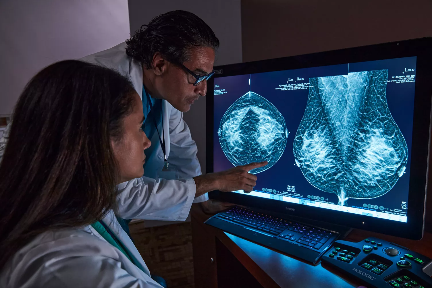 Des radiologues examinant une mammographie par tomosynthèse sur un écran