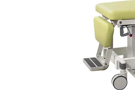 Repose-pieds escamotable du fauteuil de positionnement pour la mammographie sur fond blanc