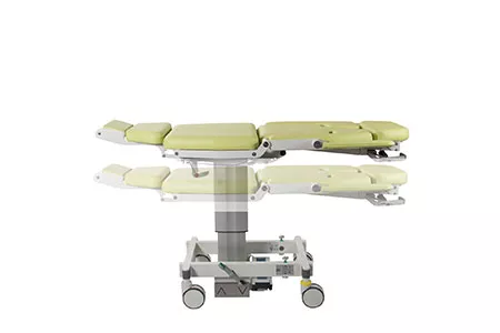 Fauteuil médical en position horizontale sur fond blanc