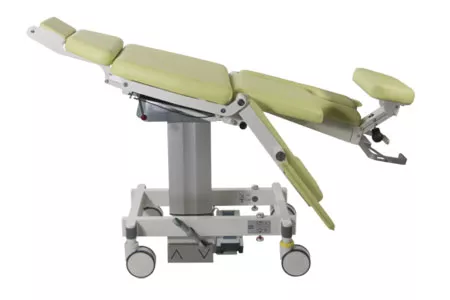 Position de choc du fauteuil de positionnement pour la mammographie et la biopsie sur fond blanc