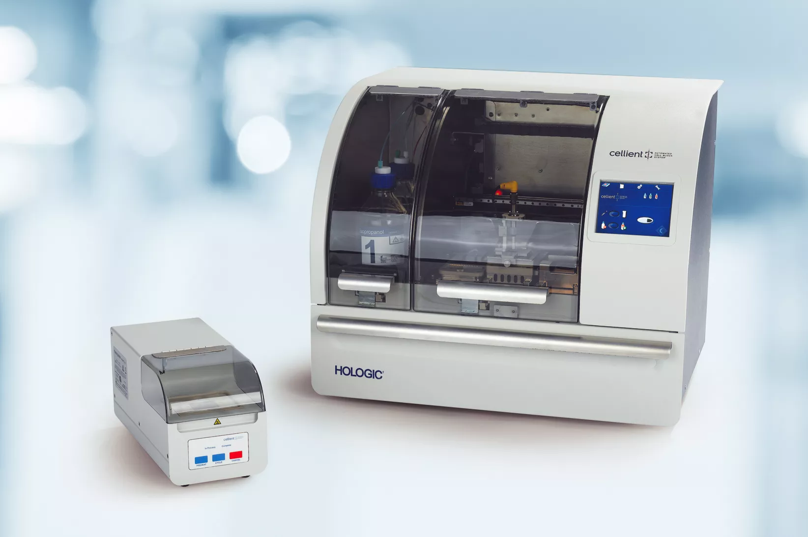 Dispositif médical sur une table dans un laboratoire.