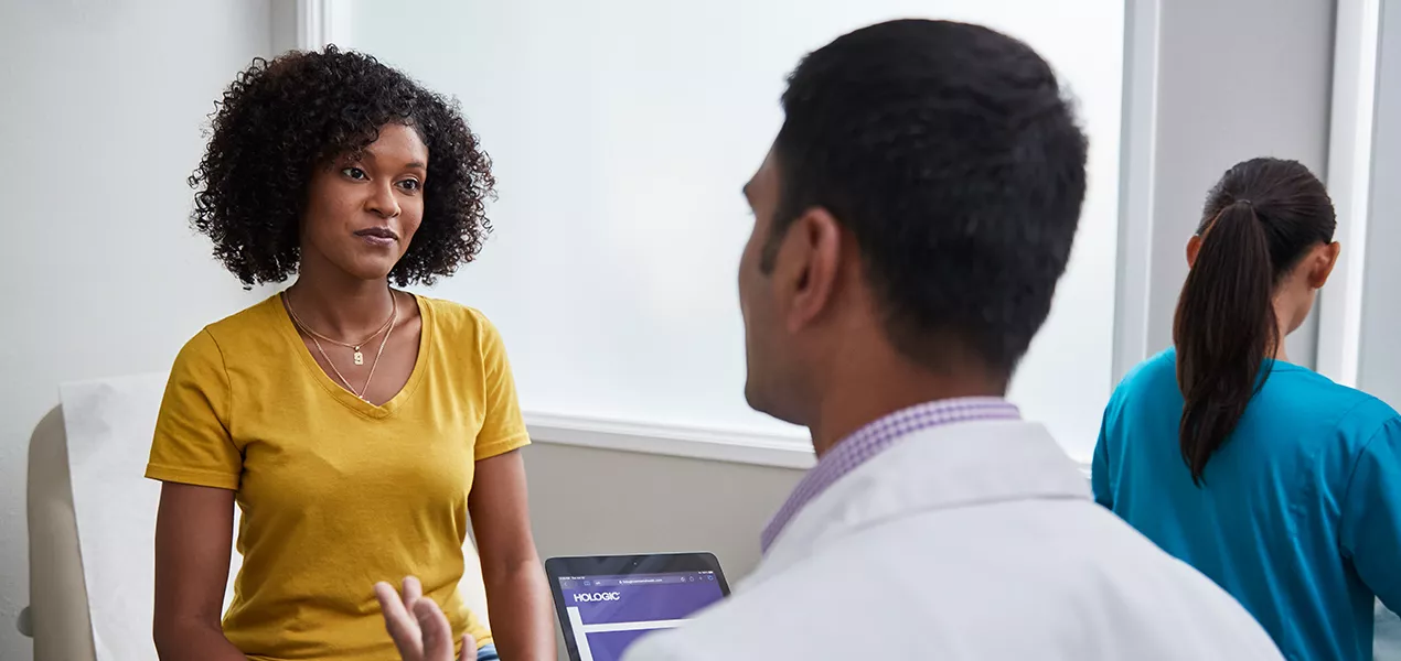 Une femme discutant avec un médecin dans un établissement de santé