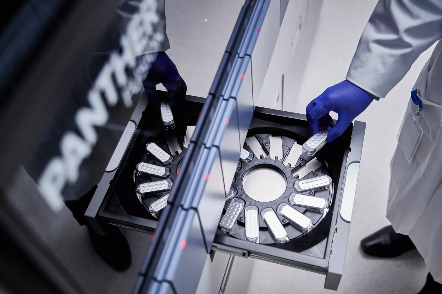 Technicien de laboratoire chargeant une cartouche dans l’instrument Panther Fusion