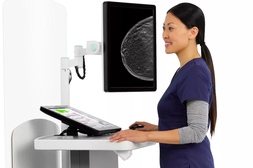 Médecin devant une tablette médicale et un moniteur