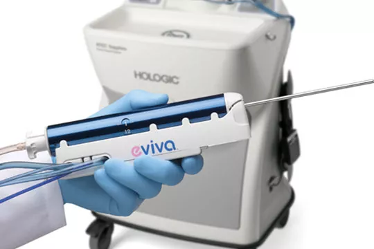 Système de biopsie mammaire sur fond blanc