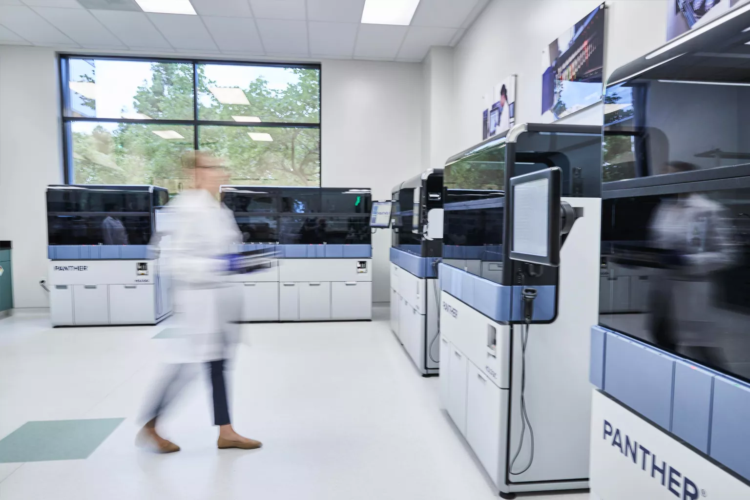 Technicienne se déplaçant dans un laboratoire.