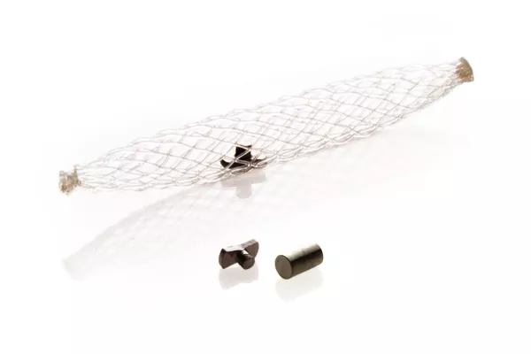 Marqueur de site de biopsie en forme de haut-de-forme sur fond blanc