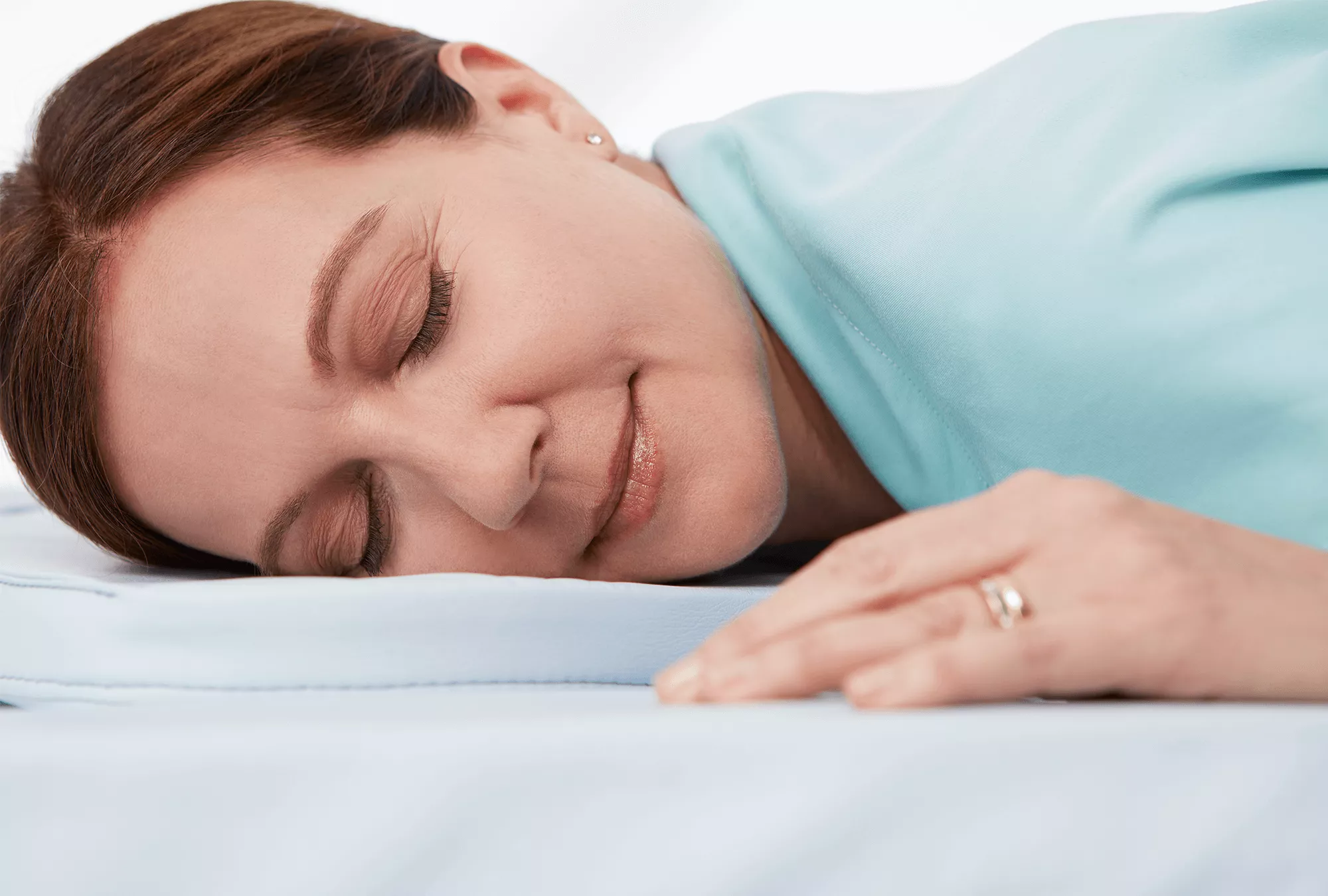Patiente allongée sur un lit, confortablement installée, pour un meilleur ressenti