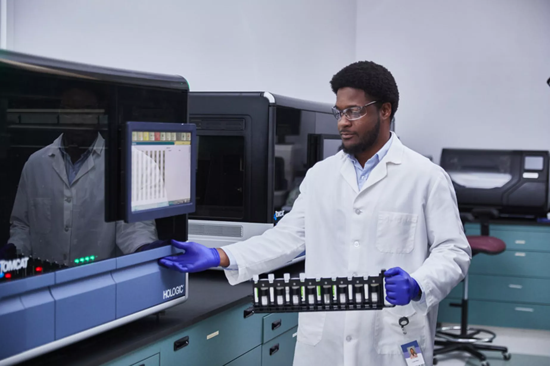 Médecin tenant un rack de tubes dans un laboratoire