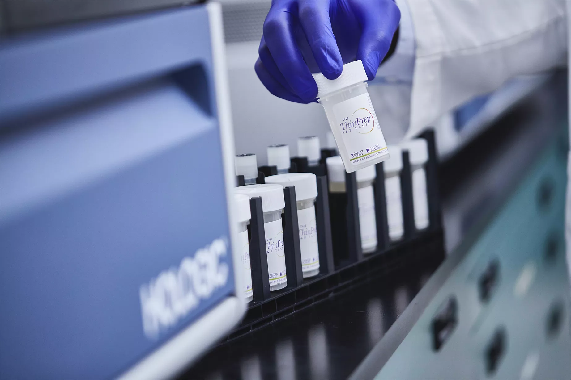 Médecin tenant un tube en laboratoire