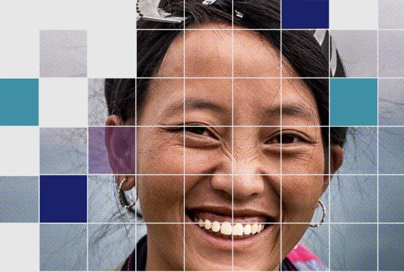 Femme souriante au teint hâlé avec un motif pixelisé