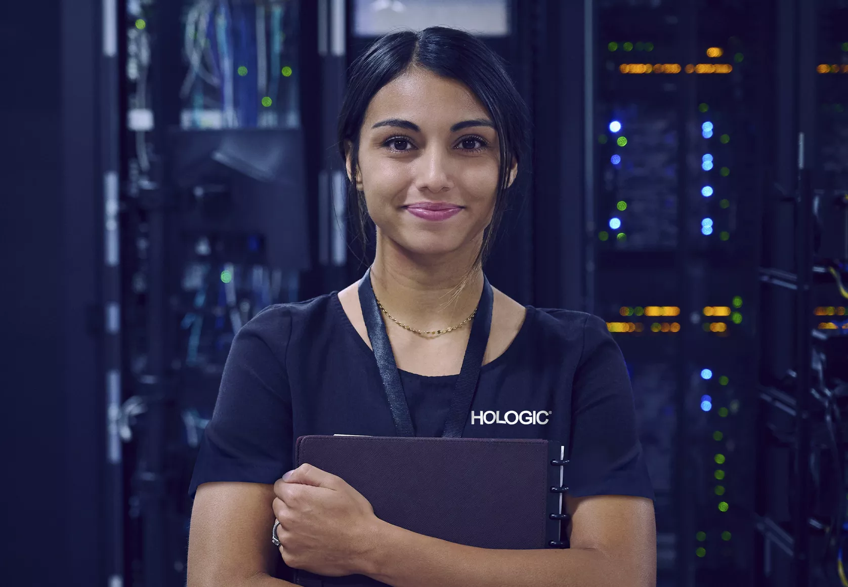 Experte Hologic devant une infrastructure