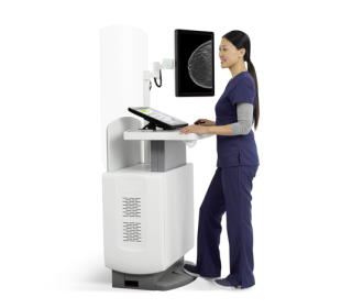 Technicienne utilisant un dispositif médical sur fond blanc