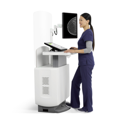 Technicienne utilisant un dispositif médical sur fond blanc